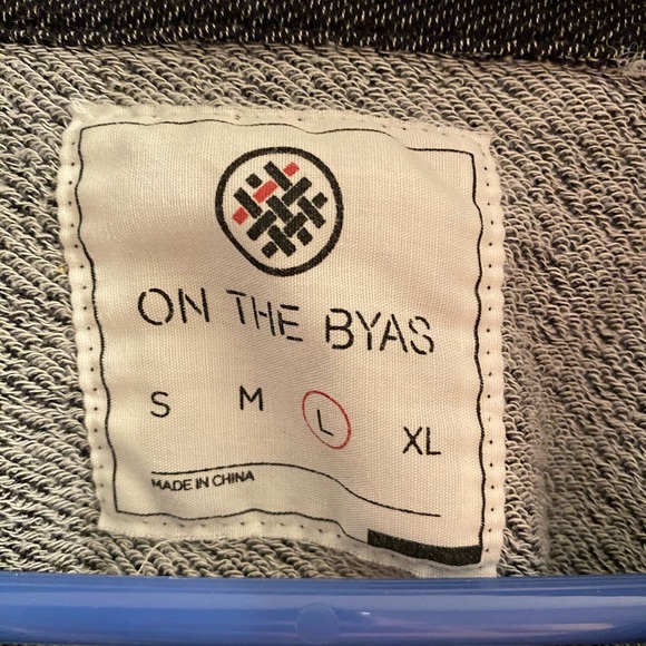 Hoodie w/ Pocket Design - Picture 3 of 3